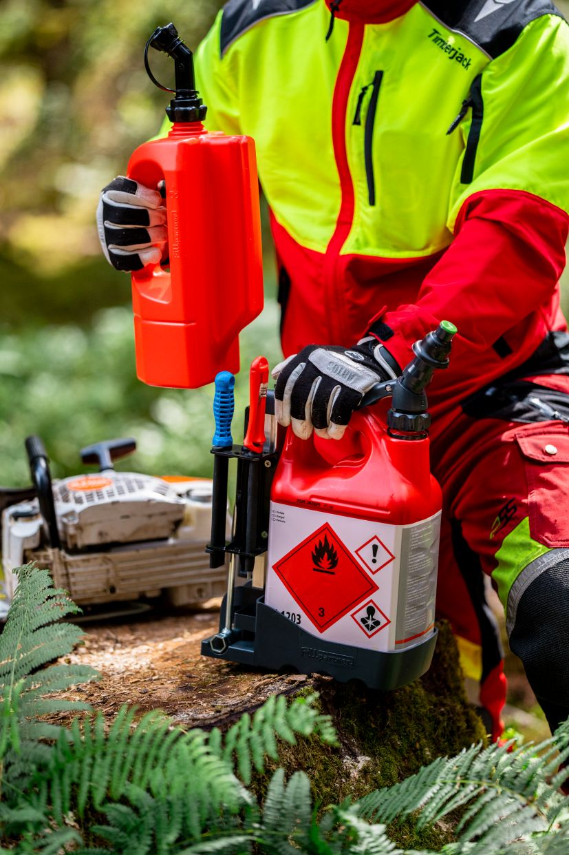 Separater Behälter für Sägekettenhaftöl